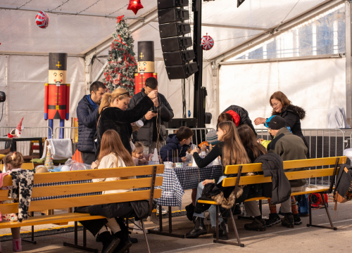 Fotografija 9 - Toplina i zajedništvo: Kninski mališani na radionici izradili božićne borove