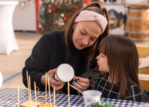 Fotografija 16 - Toplina i zajedništvo: Kninski mališani na radionici izradili božićne borove