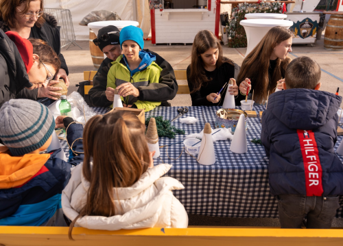 Fotografija 22 - Toplina i zajedništvo: Kninski mališani na radionici izradili božićne borove