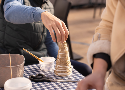 Fotografija 18 - Toplina i zajedništvo: Kninski mališani na radionici izradili božićne borove