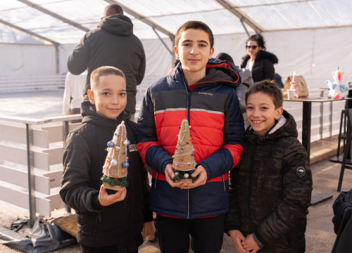 Fotografija 2 - Toplina i zajedništvo: Kninski mališani na radionici izradili božićne borove