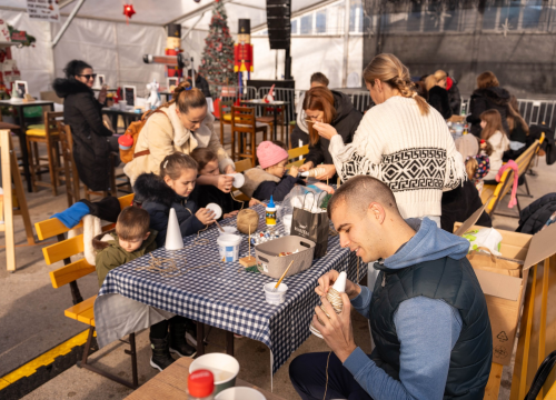 Fotografija 20 - Toplina i zajedništvo: Kninski mališani na radionici izradili božićne borove