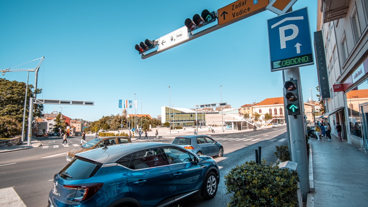 Na semaforu kod Poljane muškarac (30) bacio predmet na automobil 23-godišnjaka i oštetio ga