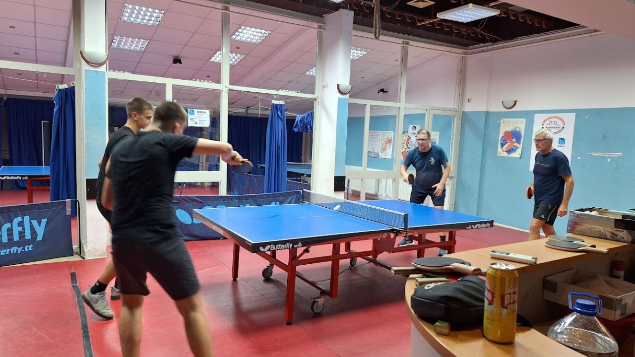 U Rekreativnoj stolnoteniskoj ligi Šibenik nakon nepotpunih 7 kola dvije momčadi na vrhu sa 6 pobjeda