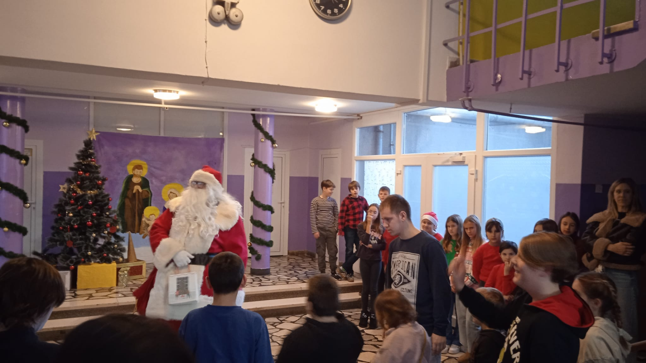 Djed Božićnjak razveselio korisnike Centra Šubićevac