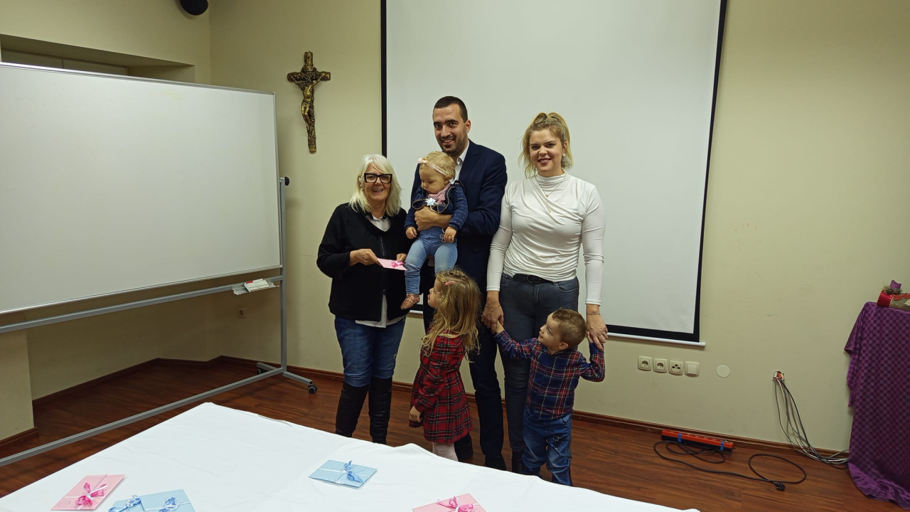 Caritas župe Vodice darivao obitelji s troje i više djece
