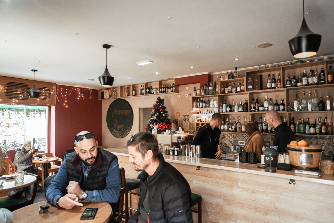 Zima u Vintage Baru: Uživajte u toplim koktelima i kreativnom programu