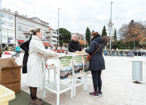 Fotografija 9 - Vrećice planule kao svjećice: Zeleni grad podijelio malo brdo platnenih kesa na Poljani