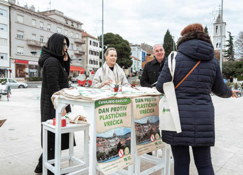 Fotografija 7 - Vrećice planule kao svjećice: Zeleni grad podijelio malo brdo platnenih kesa na Poljani