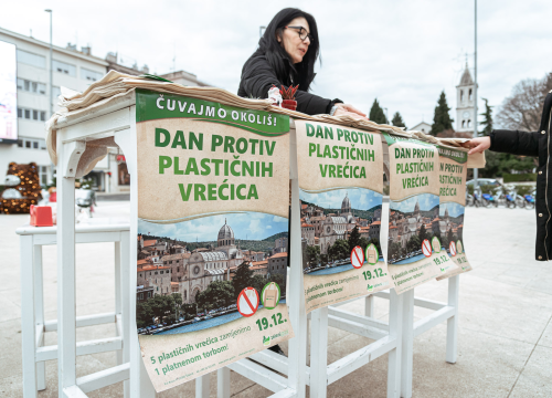 Fotografija 3 - Vrećice planule kao svjećice: Zeleni grad podijelio malo brdo platnenih kesa na Poljani