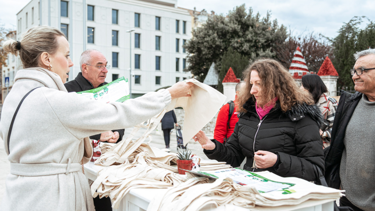 Vrećice planule kao svjećice: Zeleni grad podijelio malo brdo platnenih kesa na Poljani