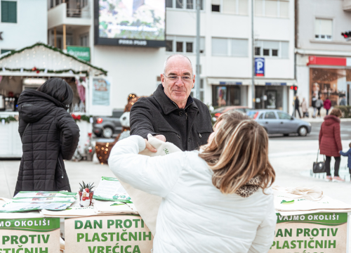 Fotografija 10 - Vrećice planule kao svjećice: Zeleni grad podijelio malo brdo platnenih kesa na Poljani