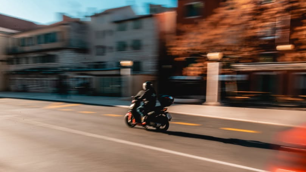 Vozač (50) mopeda u Bilicama bježao policiji, dobio veliku novčanu kaznu