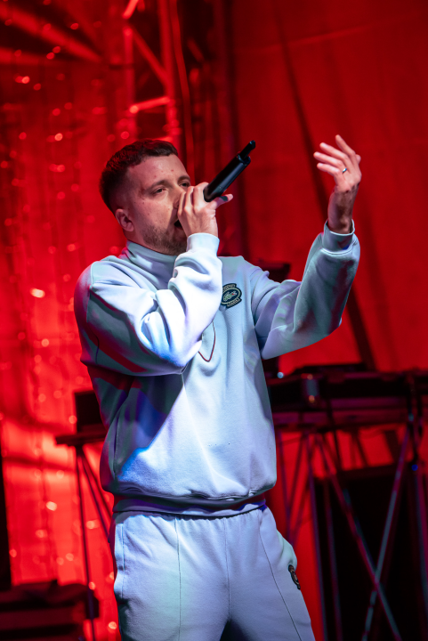 Grše napunio park, a bura nije omela Šibenčane da uglas pjevaju njegove najveće hitove