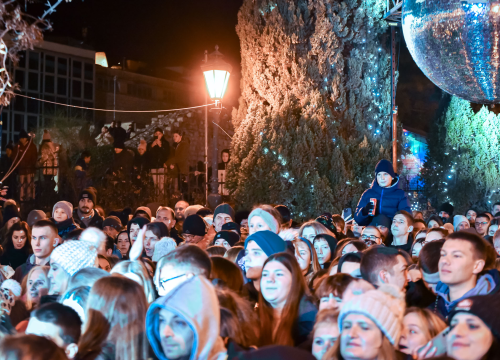Fotografija 6 - Grše napunio park, a bura nije omela Šibenčane da uglas pjevaju njegove najveće hitove