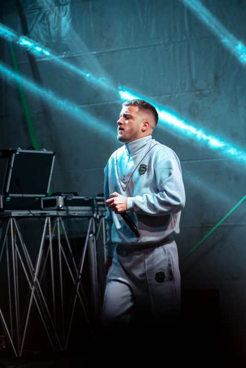 Grše napunio park, a bura nije omela Šibenčane da uglas pjevaju njegove najveće hitove