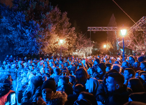 Fotografija 9 - Grše napunio park, a bura nije omela Šibenčane da uglas pjevaju njegove najveće hitove