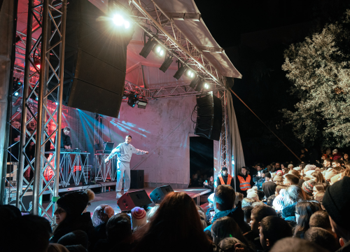 Fotografija 12 - Grše napunio park, a bura nije omela Šibenčane da uglas pjevaju njegove najveće hitove