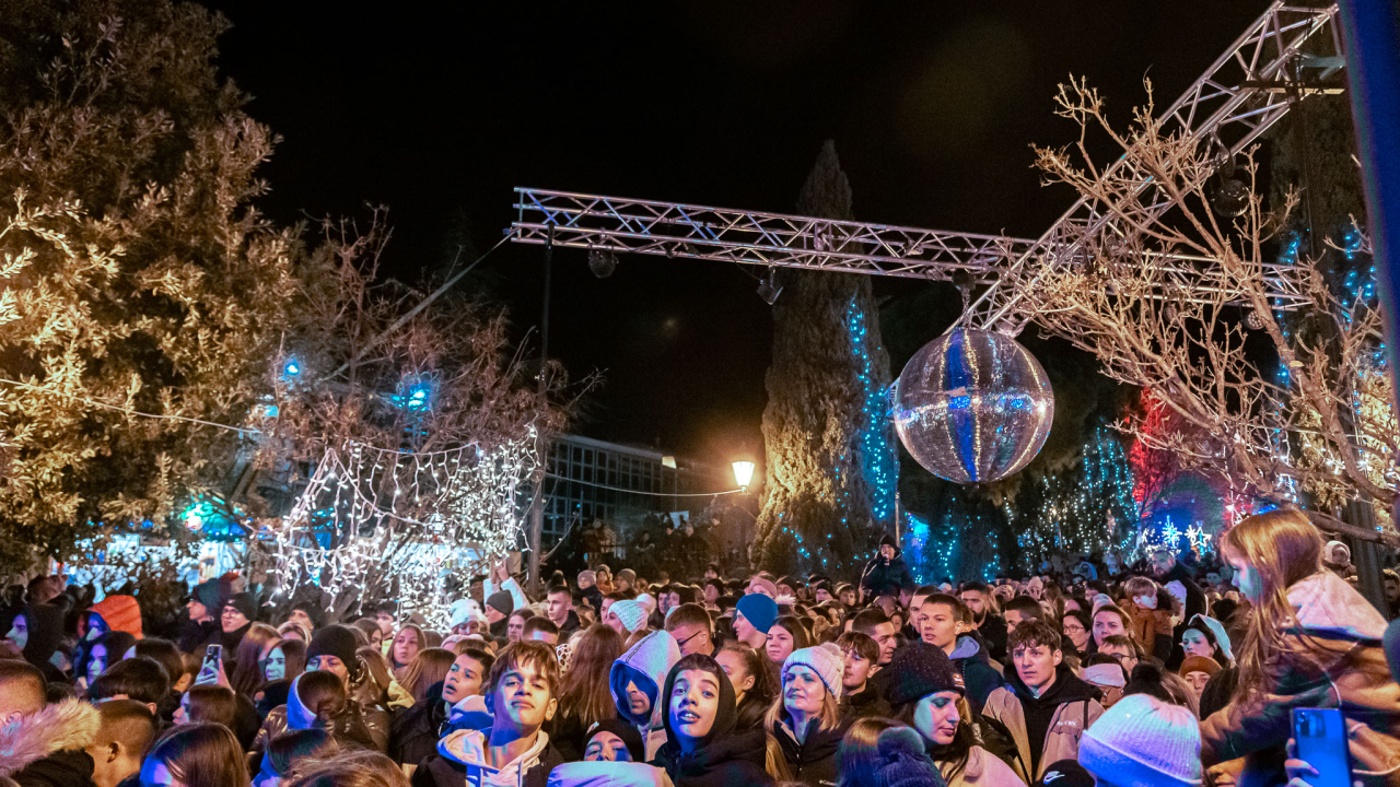 Grše napunio park, a bura nije omela Šibenčane da uglas pjevaju njegove najveće hitove