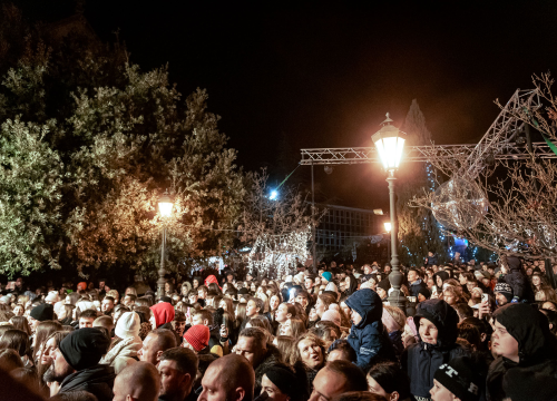 Fotografija 18 - Grše napunio park, a bura nije omela Šibenčane da uglas pjevaju njegove najveće hitove