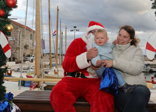 Fotografija 2 - Djed Božićnjak darovao djecu u Općini Tisno