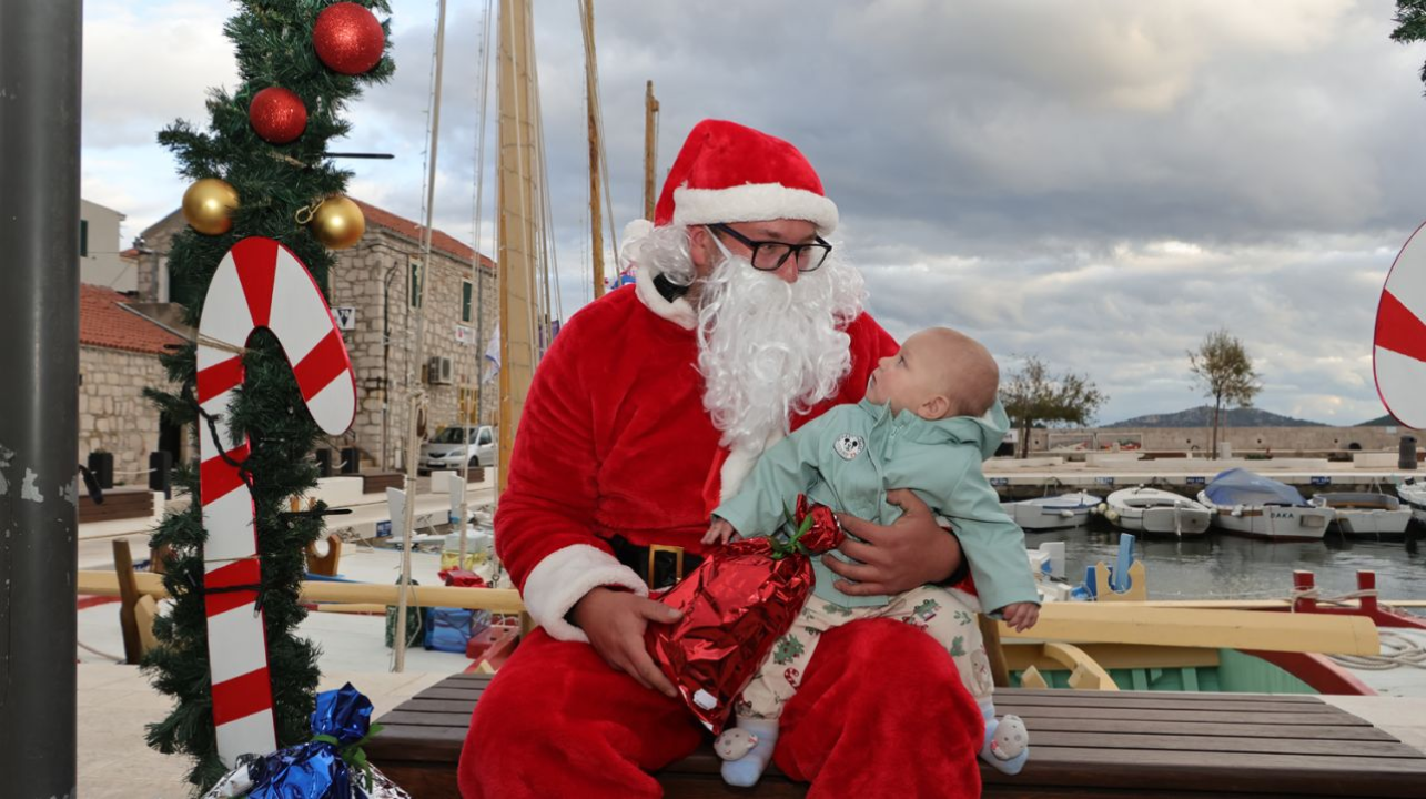 Djed Božićnjak darovao djecu u Općini Tisno