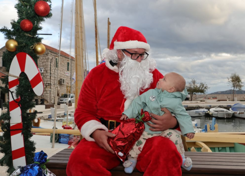 Fotografija 3 - Djed Božićnjak darovao djecu u Općini Tisno