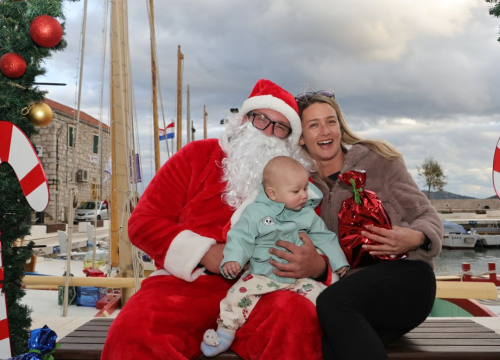 Fotografija 4 - Djed Božićnjak darovao djecu u Općini Tisno