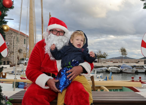 Fotografija 5 - Djed Božićnjak darovao djecu u Općini Tisno