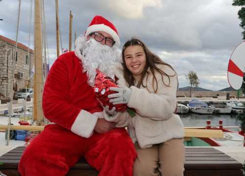 Fotografija 7 - Djed Božićnjak darovao djecu u Općini Tisno