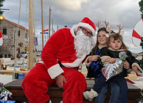 Fotografija 6 - Djed Božićnjak darovao djecu u Općini Tisno