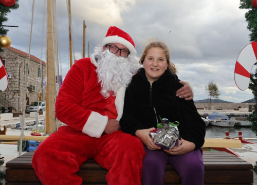 Fotografija 8 - Djed Božićnjak darovao djecu u Općini Tisno