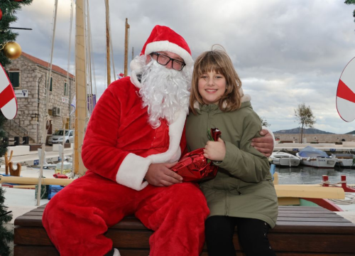 Fotografija 10 - Djed Božićnjak darovao djecu u Općini Tisno