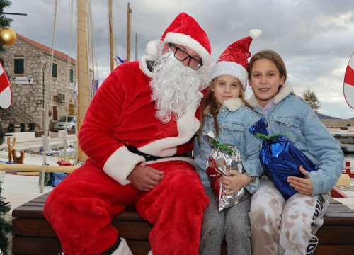 Fotografija 9 - Djed Božićnjak darovao djecu u Općini Tisno