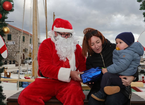 Fotografija 11 - Djed Božićnjak darovao djecu u Općini Tisno