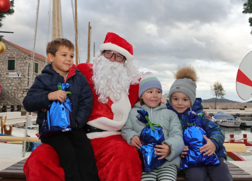 Fotografija 12 - Djed Božićnjak darovao djecu u Općini Tisno
