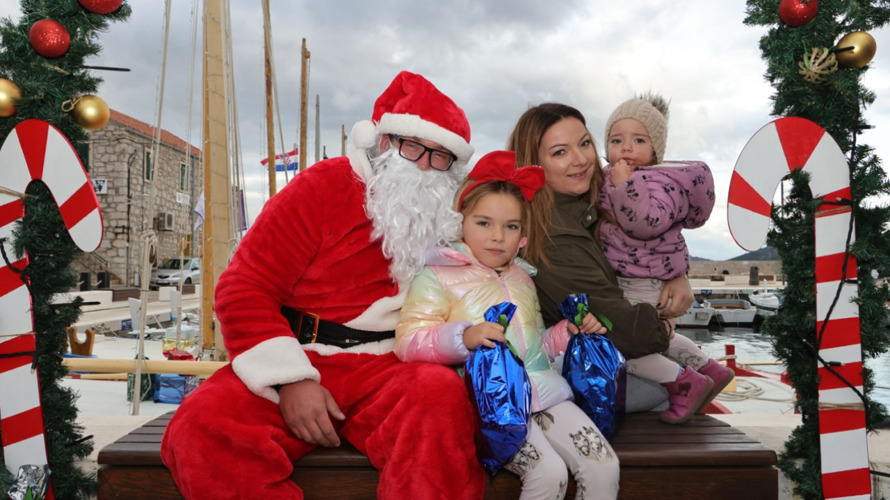 Djed Božićnjak darovao djecu u Općini Tisno