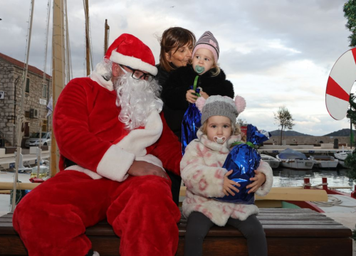 Fotografija 14 - Djed Božićnjak darovao djecu u Općini Tisno