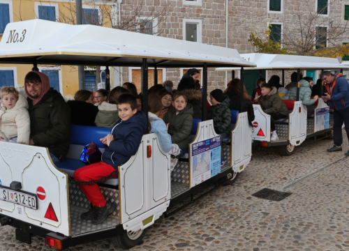 Fotografija 15 - Djed Božićnjak darovao djecu u Općini Tisno
