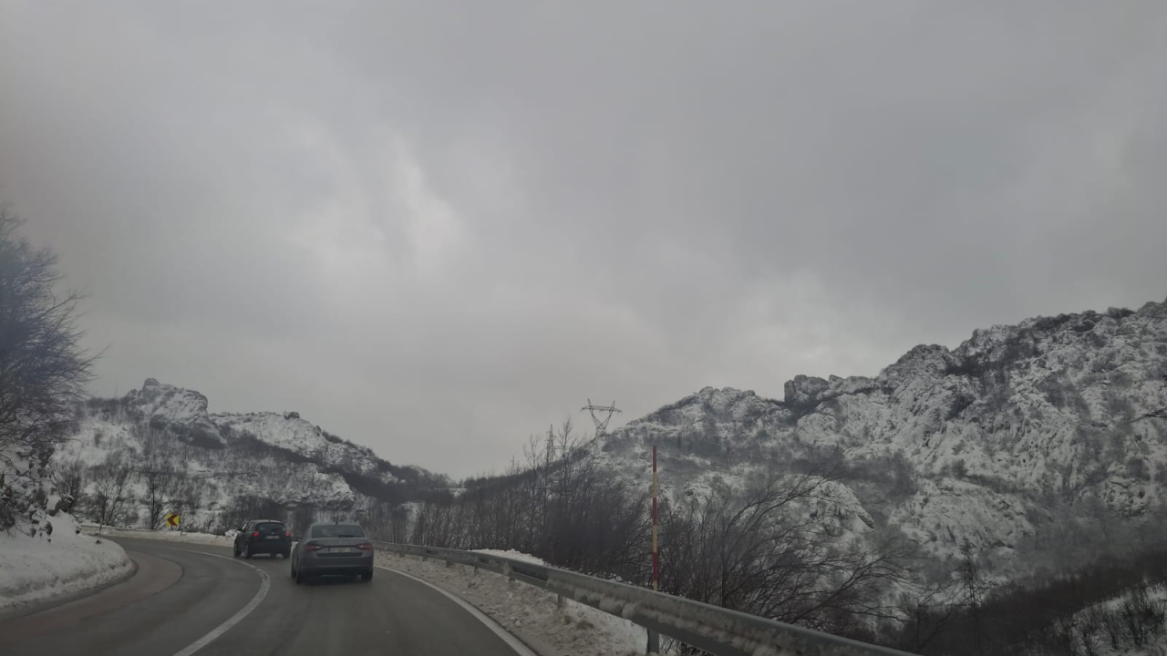 Zbog olujnog vjetra i snijega i danas zatvoren niz cesta