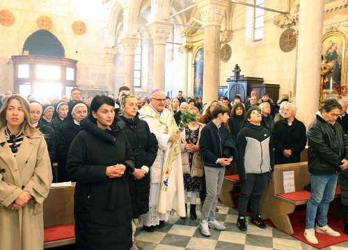 Fotografija 6 - Biskup Tomislav Rogić otvorio Jubilarnu godinu u Šibenskoj biskupiji