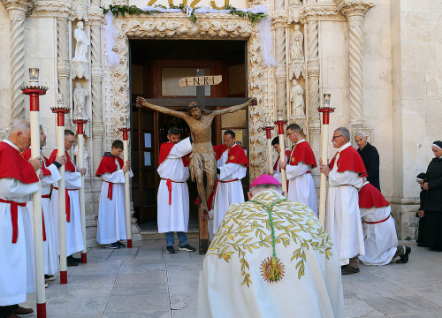 Fotografija 10 - Biskup Tomislav Rogić otvorio Jubilarnu godinu u Šibenskoj biskupiji