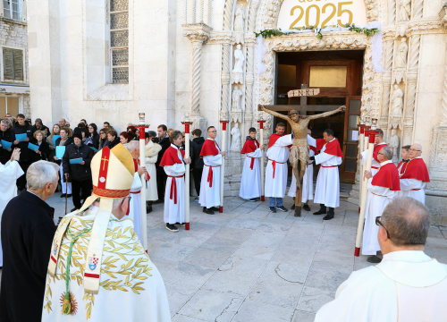 Fotografija 12 - Biskup Tomislav Rogić otvorio Jubilarnu godinu u Šibenskoj biskupiji