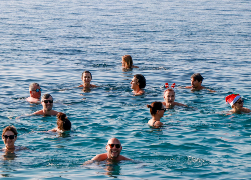 Fotografija 11 - Hrabri primoštenski kupači nastavili tradiciju novogodišnje banjade