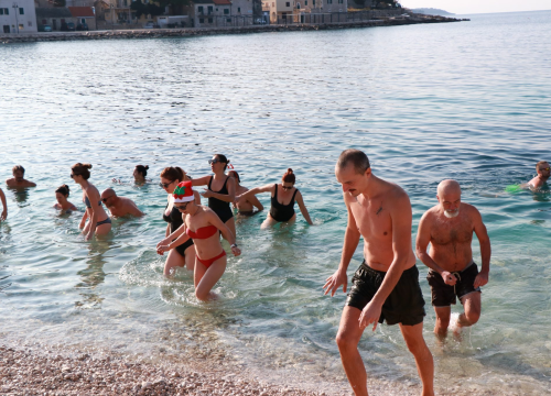 Fotografija 9 - Hrabri primoštenski kupači nastavili tradiciju novogodišnje banjade