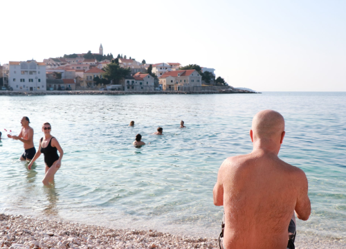 Fotografija 4 - Hrabri primoštenski kupači nastavili tradiciju novogodišnje banjade