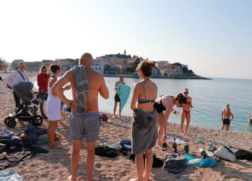 Fotografija 7 - Hrabri primoštenski kupači nastavili tradiciju novogodišnje banjade