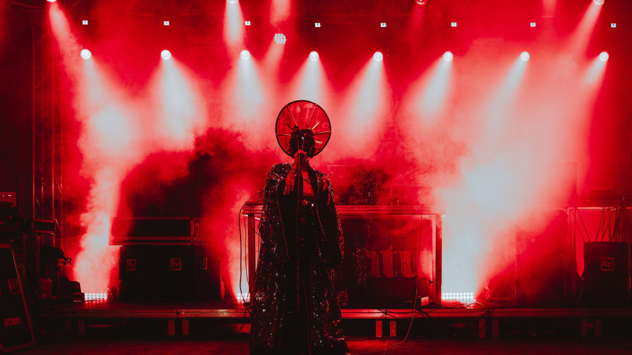 Maskirani Nipplepeople rasplesali sinoć Šibenačane u parku