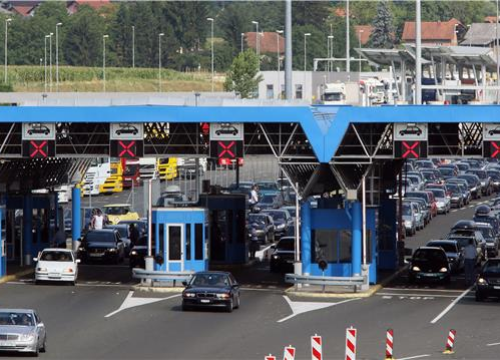 Pojačan promet, na nekim granicama višesatna čekanja