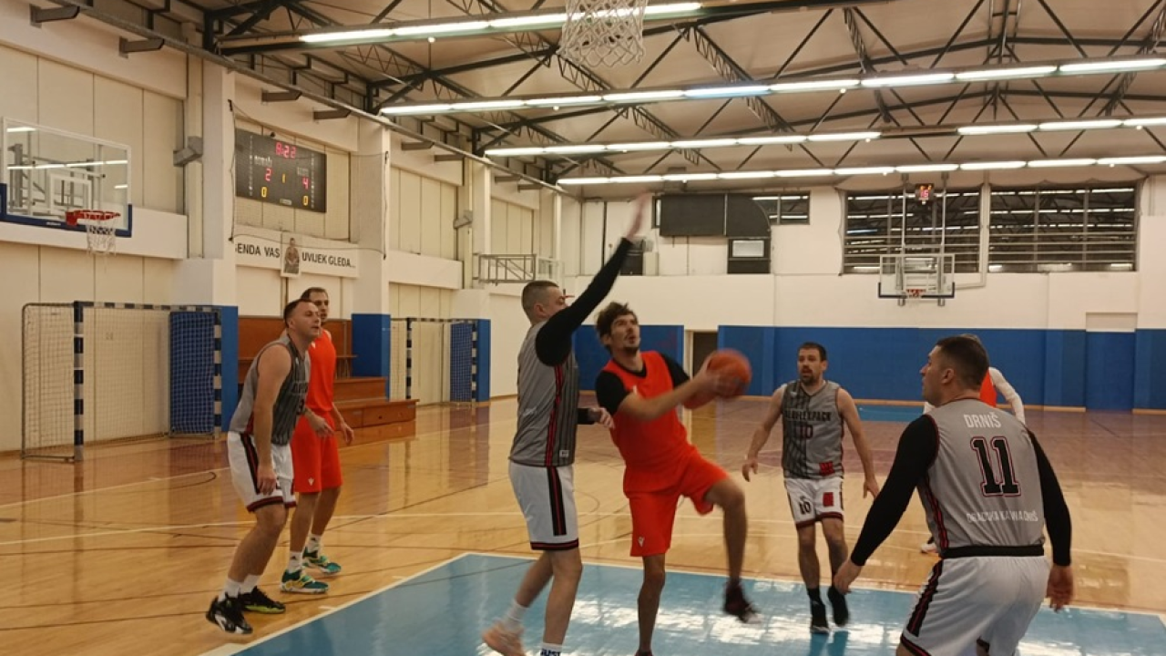 Šibenski rekreativni košarkaši na polovici natjecanja: Zeki i potočiću, kao u pjesmi, nikako ne odgovara zima